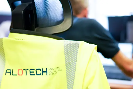Un homme alotech au bureau