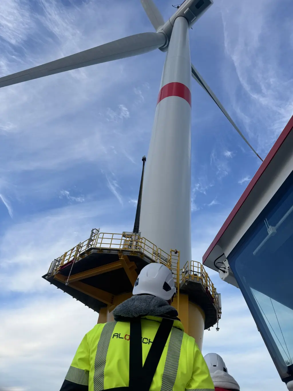 Hun homme devant une éolienne offshore
