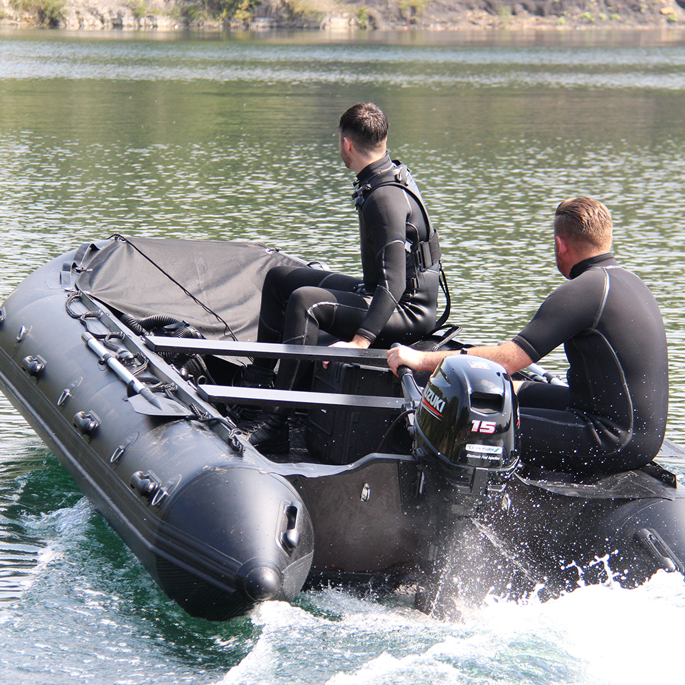 Plongée sous-marine (démineurs, nageurs de combat...) 2 hommes sur un bateau