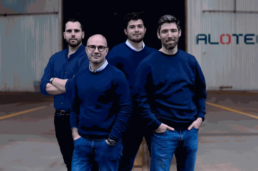 4 membres de l'équipe Alotech au couleur de l'enseigne