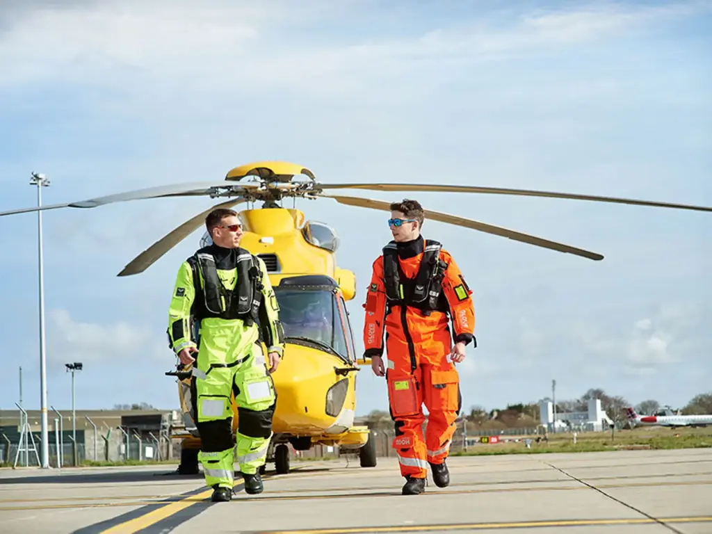 Deux hommes devant un hélicoptère