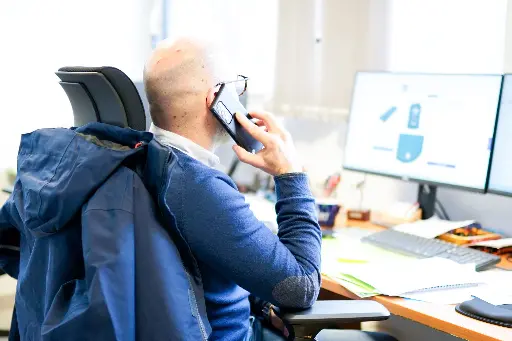 Un homme au téléphone