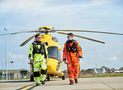 Deux hommes devant un hélicoptère
